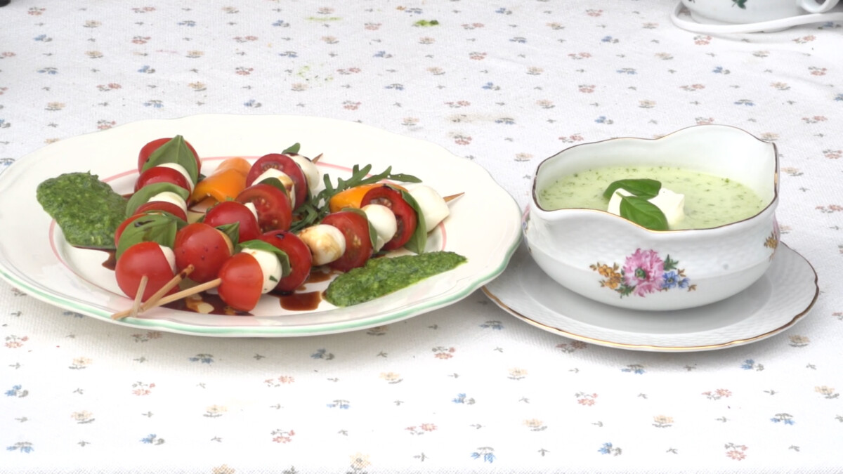 Kalte Gurkensuppe und Mozzarella-Tomatenspießchen mit pikantem Pesto